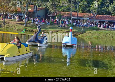 Ity : Garça, Sao Paulo, Brésil, 05 juillet 2022 : pédalo ou aviron sur le lac à Lago avec des touristes en arrière-plan avec drapeau brésilien, sélectionnez Banque D'Images