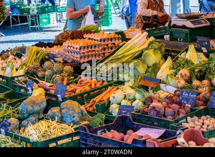 légumes sur le marché hebdomadaire Banque D'Images
