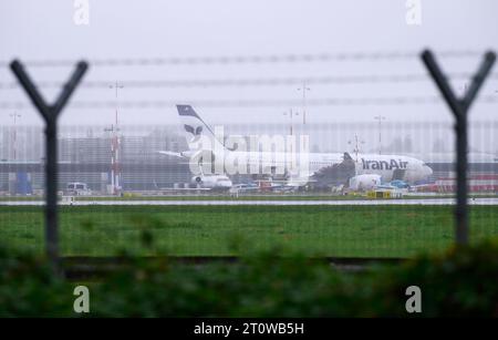 Hambourg, Allemagne. 09 octobre 2023. Un avion Iran Air se trouve à l'aéroport de Hambourg. En raison d'une menace d'attaque contre un avion iranien en provenance de Téhéran, les opérations aériennes à l'aéroport de Hambourg ont été complètement suspendues. Crédit : Jonas Walzberg/dpa/Alamy Live News Banque D'Images
