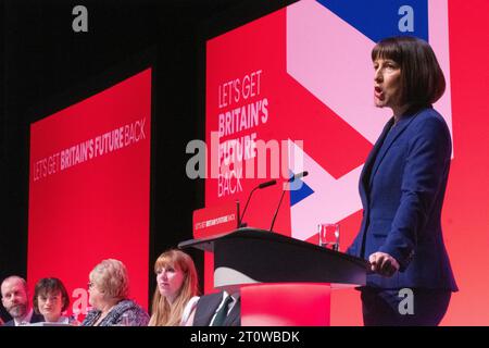 Rachel Reeves, (Chancelière fantôme de l'Échiquier) prononçant son discours le 2e jour de la Conférence du travail 2023.Liverpool UK. Crédit : GaryRobertsphotography/Alamy Live News Banque D'Images