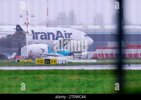 Hambourg, Allemagne. 09 octobre 2023. Un avion Iran Air se trouve à l'aéroport de Hambourg. Les opérations aériennes à l'aéroport de Hambourg, qui avaient été suspendues en raison d'une menace d'attaque contre un avion iranien en provenance de Téhéran, ont repris. Crédit : Jonas Walzberg/dpa/Alamy Live News Banque D'Images