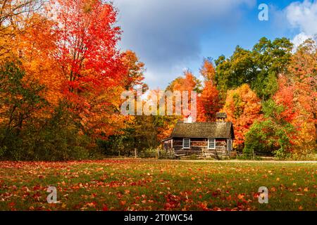 Paysage d'automne - petite maison en bois parmi les arbres d'automne colorés lumineux, automne canadien, automne au canada, concept d'automne Banque D'Images