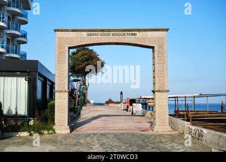 Septembre 2023 - Akcakoca, Turquie : l'entrée en pierre du parc Osman Gulen Youth à Akcakoca, province de Duzce, Turquie. Banque D'Images