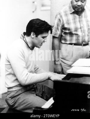 ELVIS PRESLEY jouant du piano sur le plateau candide lors du tournage du roman KING CREOLE 1958 MICHAEL CURTIZ réalisateur Harold Robbins producteur Hal B. Wallis Wallis-Hazen / Paramount Pictures Banque D'Images