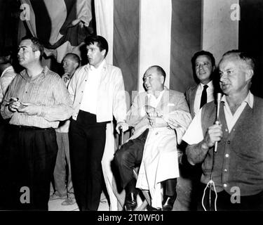 Réalisateur JOHN RICH ELVIS PRESLEY Producteur HAL WALLIS Producteur associé PAUL NATHAN et réalisateur adjoint D. MICHAEL MOORE sur le plateau Candid regarder le tournage de numéro musical pendant le tournage ROUSTABOUT 1964 réalisateur JOHN RICH Wallis-Hazen / Paramount Pictures Banque D'Images