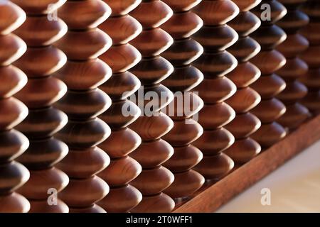 Un abaque en bois vintage avec des perles et du fil de métal, parfait pour compter Banque D'Images