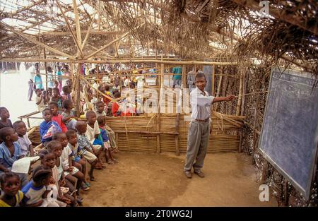 Liberia, Monrovia - classe d'école primaire. Le bâtiment de l'école est fait de roseau et il est à moitié ouvert. L'ancien bâtiment scolaire a été détruit pendant la civi Banque D'Images