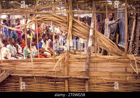 Liberia, Monrovia - classe d'école primaire. Le bâtiment de l'école est fait de roseau et il est à moitié ouvert. L'ancien bâtiment scolaire a été détruit pendant la civi Banque D'Images