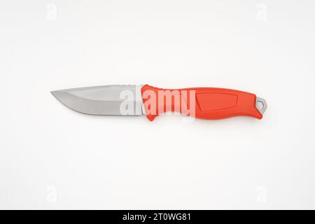 Un gros plan d'un couteau de cuisine rouge Banque D'Images