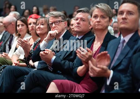 Lord Peter Mandelson (au centre) écoute la chancelière fantôme Rachel Reeves prononcer son discours liminaire à la Conférence du Parti travailliste à Liverpool. Date de la photo : lundi 9 octobre 2023. Banque D'Images