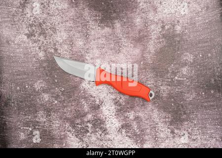 Un gros plan d'un couteau de cuisine rouge Banque D'Images