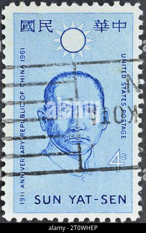 Timbre postal annulé imprimé par USA, qui montre le portrait de Sun Yat-sen, vers 1961. Banque D'Images