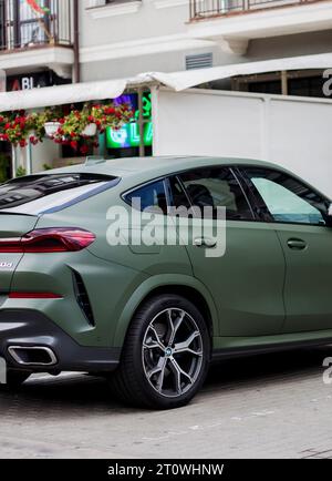 Minsk, Biélorussie, octobre 2023 - vue arrière BMW X6. Vus moderne Banque D'Images