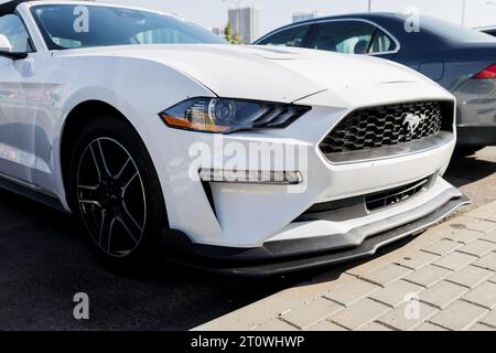 Minsk, Biélorussie, octobre 2023 - Ford Mustang White garée dans la rue. Voiture américaine Banque D'Images