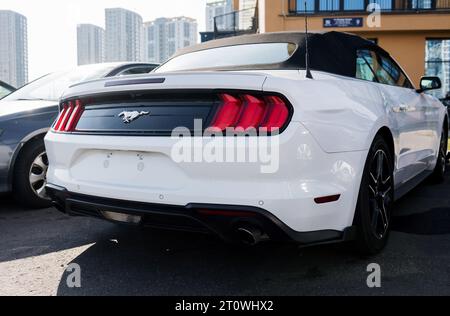 Minsk, Biélorussie, octobre 2023 - vue arrière de la voiture musculaire américaine Ford Mustang Banque D'Images