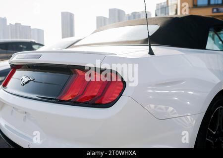 Minsk, Biélorussie, octobre 2023 - White Sports car Ford Mustang. feux arrière musclant la voiture Banque D'Images