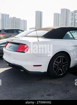 Minsk, Biélorussie, octobre 2023 - vue arrière voiture blanche Ford Mustang coupe garée dans la rue. Banque D'Images