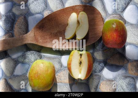 photos de pommes dans différents styles, certaines sont encore intactes, certaines sont taillées avec un fond de pierre Banque D'Images