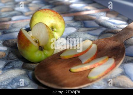 photos de pommes dans différents styles, certaines sont encore intactes, certaines sont taillées avec un fond de pierre Banque D'Images