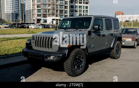 Minsk, Biélorussie, octobre 2023 - Jeep rubicon Wrangler américain hors route garé sur la ville Banque D'Images