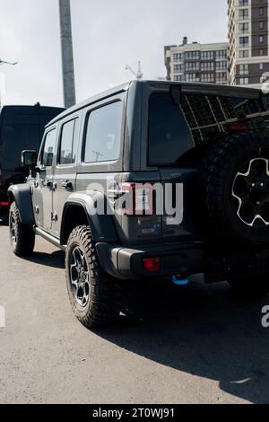 Minsk, Biélorussie, octobre 2023 - Jeep Wrangler Rubicon vue arrière. Grosse voiture tout-terrain Banque D'Images