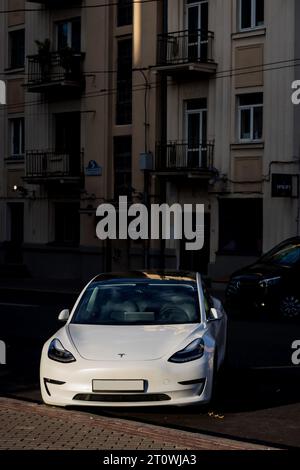 Minsk, Biélorussie, octobre 2023 - blanc Tesla modèle 3 garé dans la rue Banque D'Images
