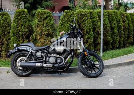 Minsk, Biélorussie, octobre 2023 - moto Yamaha noire avec chrome. Moto classique Banque D'Images