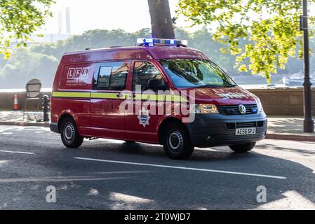 Une bombe a explosé à la station de métro Parsons Green. Les services d'urgence de l'unité d'enquête incendie de la London Fire Brigade se précipitent sur les lieux Banque D'Images