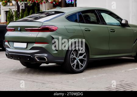 Minsk, Biélorussie, octobre 2023 - vue arrière d'une voiture BMW de luxe X6 M 50d. Banque D'Images