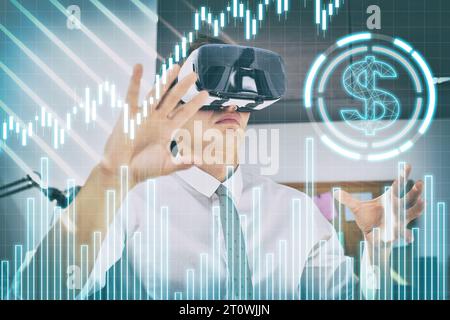 Trader homme dans le bureau avec des lunettes VR en utilisant l'interface financière. Réalité virtuelle et concept technologique. Banque D'Images