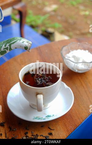 Photo de boissons au café, thé et boissons colorées et smartphones sur une table en bois Banque D'Images