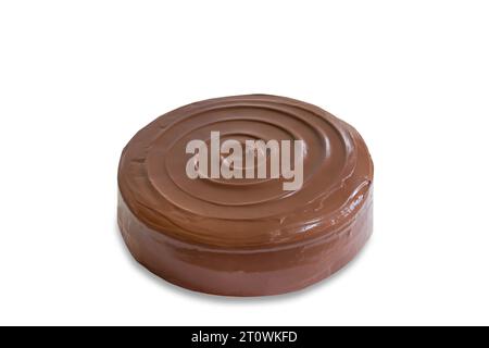 Gâteau au fudge chocolat noir maison sur fond isolé blanc avec des chemins de détourage. Glaçage de gâteau éponge ordinaire avec du chocolat à présenter. Conc. Boulangerie Banque D'Images