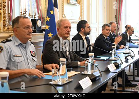Paris, France. 09 octobre 2023. Le Directeur général de la Gendarmerie nationale Christian Rodriguez (L), le Directeur général de la police nationale Frederic veaux (2ndL), le ministre français de l'intérieur Gerald Darmanin (4e L) et le préfet de police de Paris Laurent Nunez (à droite) assistent à une réunion sur le renforcement de la sécurité dans les sites de la communauté juive suite à l'assaut surprise contre Israël par le groupe militant palestinien Hamas la semaine dernière, à Paris le 9 octobre 2023. Photo Bertrand Guay/Pool/ABACAPRESS.COM crédit : Abaca Press/Alamy Live News Banque D'Images