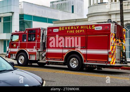 Los Angeles, États-Unis d'Amérique ; 15 janvier 2023 : camion de pompiers officiel de Beverly Hills, circulant dans les rues de cette ville comme Rodeo Driv Banque D'Images