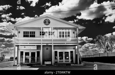 Grand Cayman, Îles Caïmans, 24 novembre 2017, 'One Cayman House' maison de style caribéen de deux étages à George Town Banque D'Images