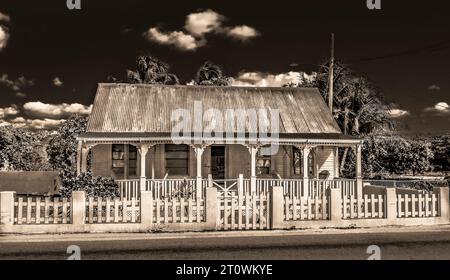 George Town, Grand Cayman, Îles Caïmans, 13 novembre 2017, maison de style caribéen avec un toit en tôle ondulée et une véranda Banque D'Images