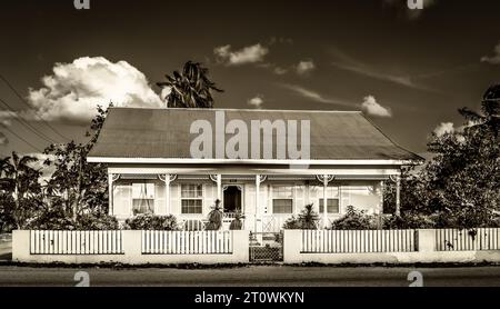 Grand Cayman, Îles Caïmans, 19 novembre 2017, maison de style caribéen avec un toit en tôle ondulée et une véranda à George Town Banque D'Images