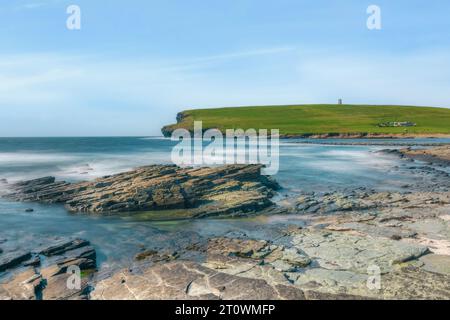 Marwick Head et le Kitchener Memorial dans les Orcades, en Écosse Banque D'Images