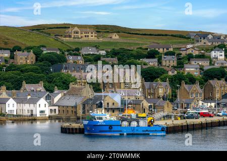 La vieille ville de Stromness avec son terminal de ferry dans les Orcades, en Écosse. Banque D'Images