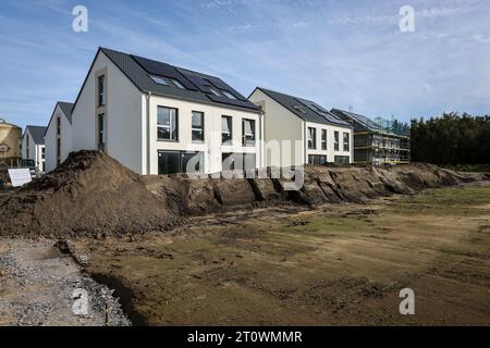 Castrop-Rauxel, Rhénanie du Nord-Westphalie, Allemagne - Construction résidentielle dans la région de la Ruhr. Quartier nouvellement construit avec semi-détaché et en terrasse Banque D'Images