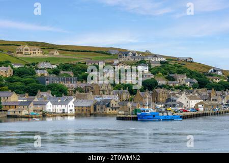 La vieille ville de Stromness avec son terminal de ferry dans les Orcades, en Écosse. Banque D'Images