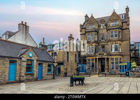 La vieille ville de Stromness avec son terminal de ferry dans les Orcades, en Écosse. Banque D'Images