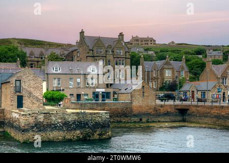 La vieille ville de Stromness avec son terminal de ferry dans les Orcades, en Écosse. Banque D'Images