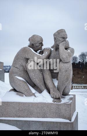 Sculptures de Gustav Vigeland à l'installation Vigeland dans le parc Frogner, Oslo, Norvège. Une mère et son fils Banque D'Images