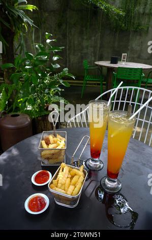 La photo est une photo de collations légères de frites et de boissons fraîches. La photo a été prise dans un café à Kebumen, Central Java Banque D'Images