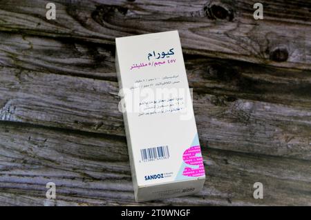 Caire, Égypte, octobre 1 2023 : Curam 457 mg par 5 ml (amoxycilline 400 mg et clavulanate de potassium 57 mg par 5 ml), peigne. de l'antibiotique à large spectre Banque D'Images