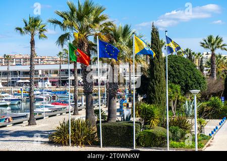 LAGOS, PORTUGAL - FERBUARY 28, 2023 : navires et bateaux au port de Lagos, Portugal, le 28 février 2023 Banque D'Images