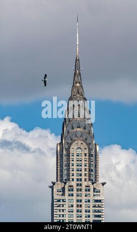 Le Chrysler Building, icône Art déco de New York, photographié en 2018 avant que le super grand Vanderbilt ne monte, envahissant les toits. Banque D'Images