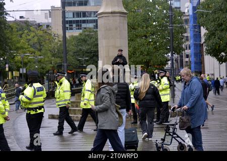 Personnes à proximité ou approchant de la Conférence du Parti conservateur à Manchester, Royaume-Uni, la Conférence du Parti conservateur a eu lieu du 1 octobre 2023, au Manchester Central Convention Complex, de multiples anneaux de sécurité en acier avec plusieurs centaines de policiers, des mesures anti-terroristes visibles, parti conservateur,conférence,protestation,conférence du parti conservateur,parti conservateur,conservateur,conservateurs,conservateurs,conservateurs,conservateurs,conservateurs,manifestations nationales,manifestants,conférence,politique,politique,manifestation,parti conservateur, crédit : Terry Waller, Banque D'Images