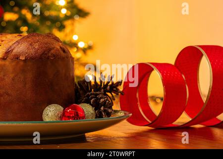 Goiânia, Goias, Brésil – 08 octobre 2023 : un panettone sur la table avec des décorations de Noël autour. Banque D'Images